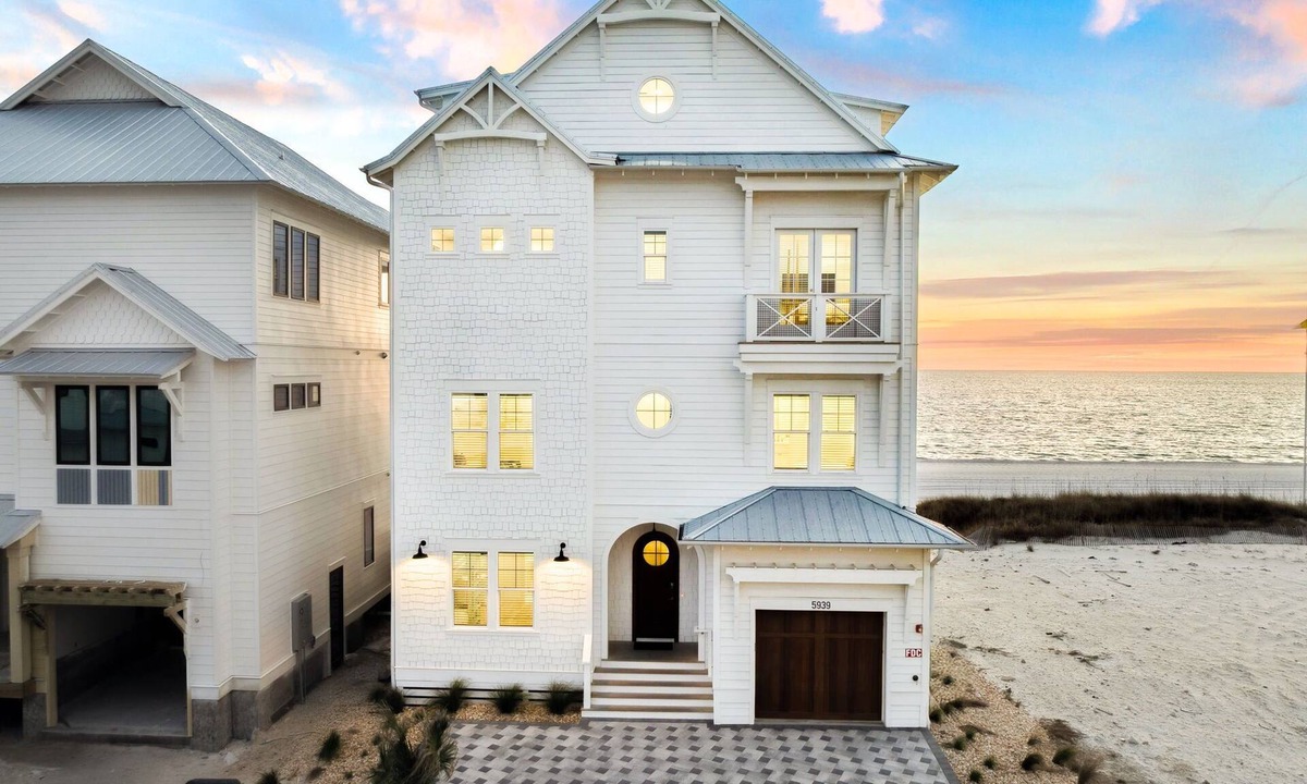 Biltmore Beach House | 🌊Gulf Front House ~ with Beach and Bonfire Set Up🔥