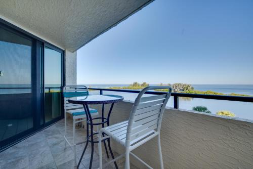 Hudson Apartment | Gulf-Front Views Coastal Hudson Condo!