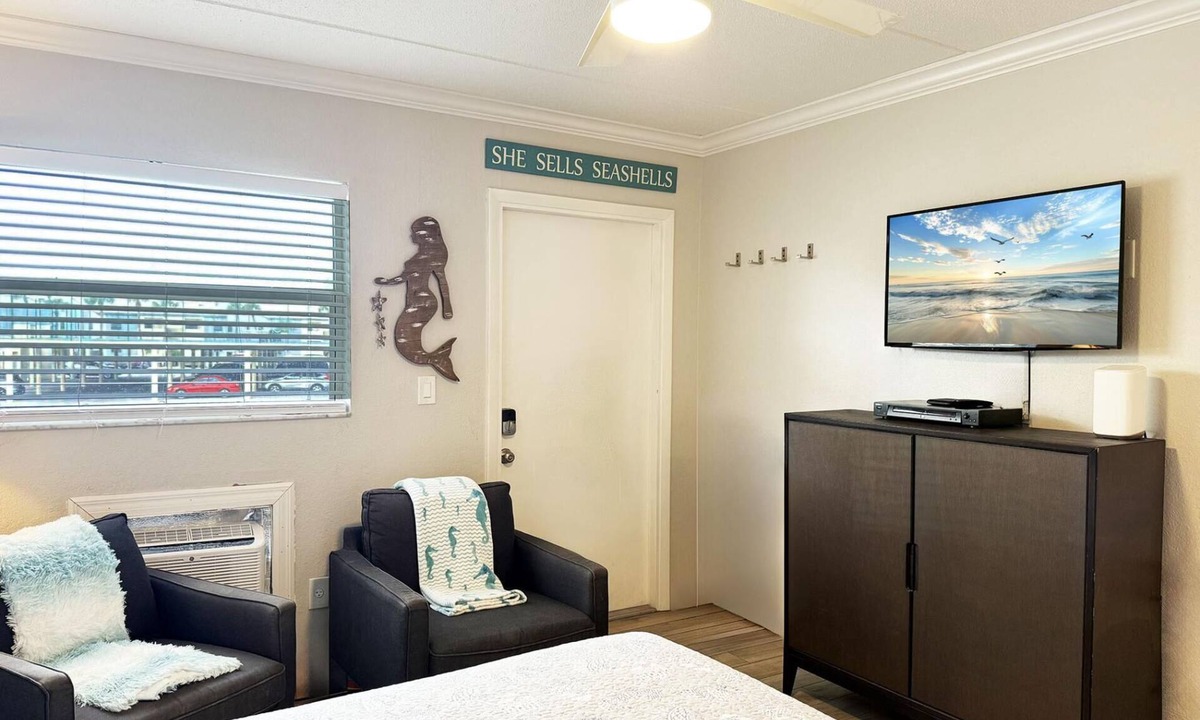 Golden Beach Apartment | Gulf-Side Studio – Venice Villas Near Pool