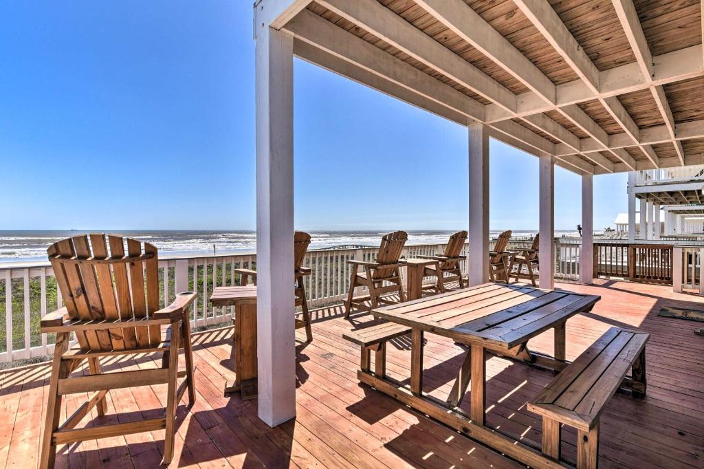 Freeport House | Gulf-View Home w/Dog Run in Surfside Beach!