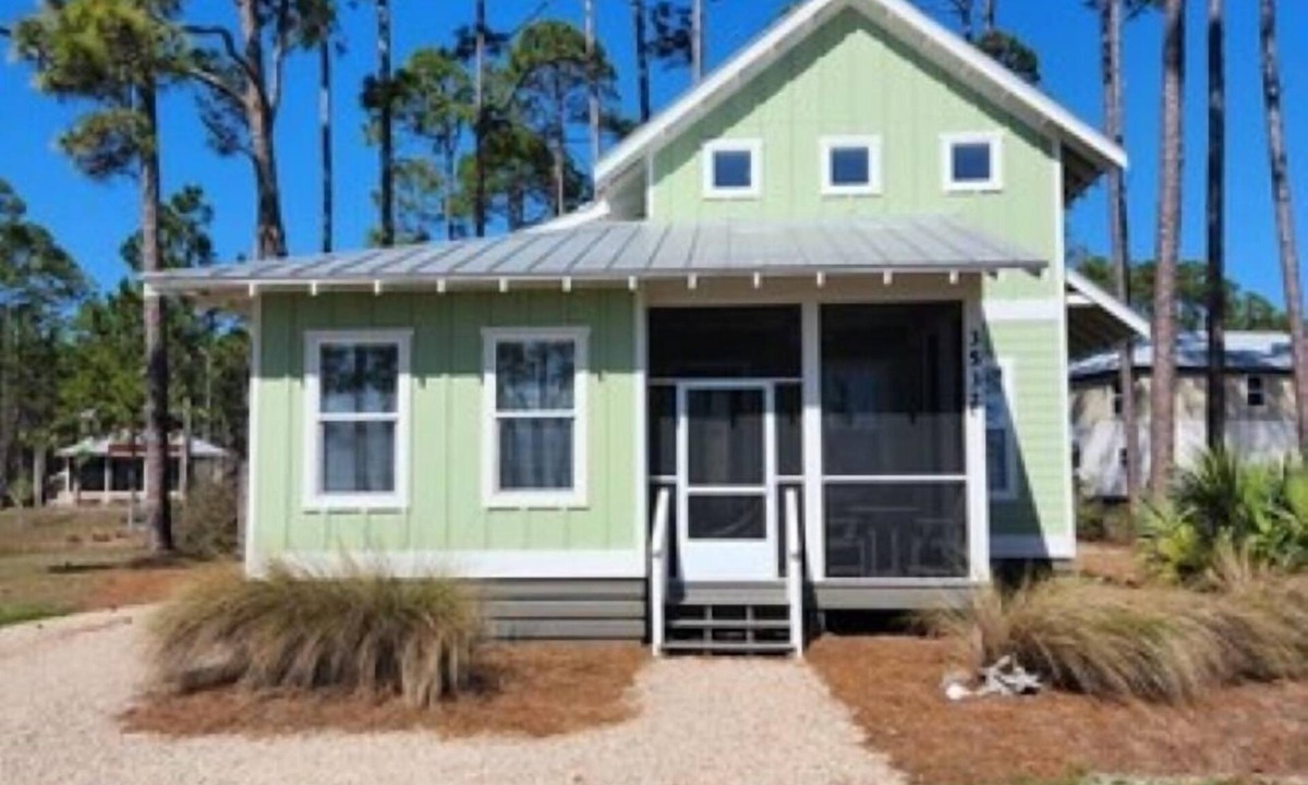 Carrabelle House | Gulf Views From Front Porch! Pet-Friendly Cottage with Kayaks & Community Pool