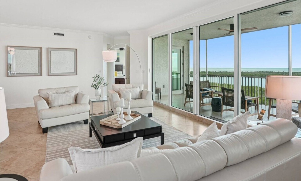 Vanderbilt Beach Condo | GULF VIEWS + PRIVATE BEACH CLUB