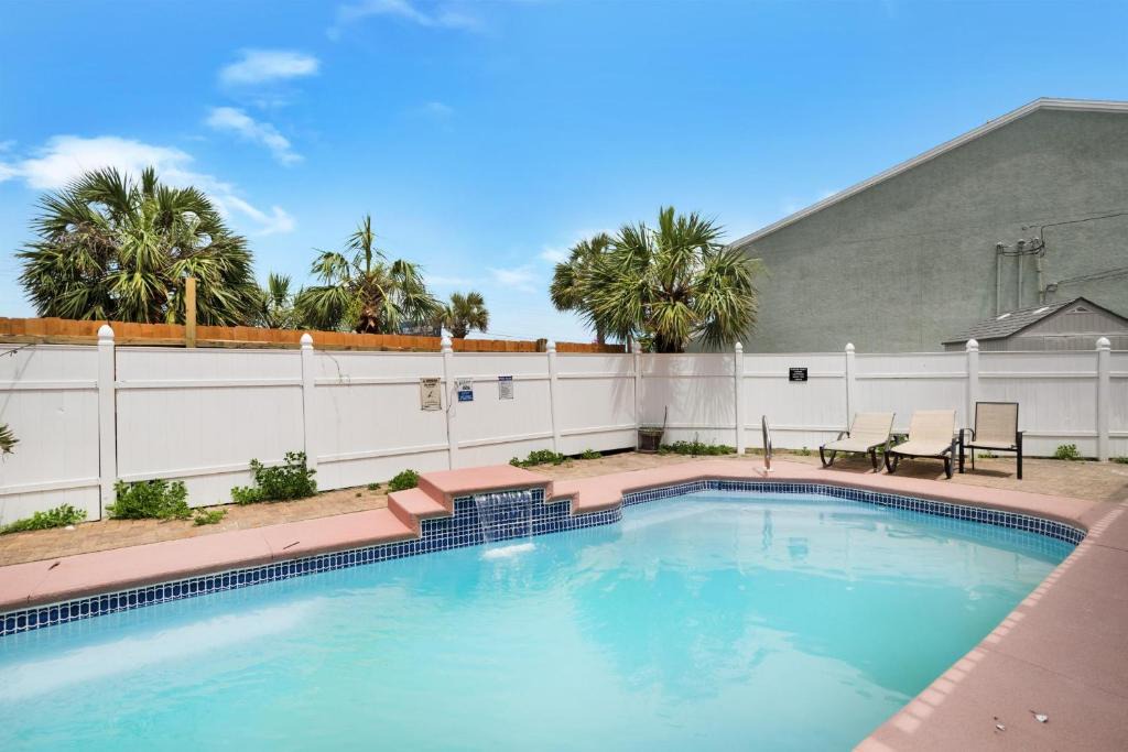 Lower Grand Lagoon Apartment | Gulfside Condos #2