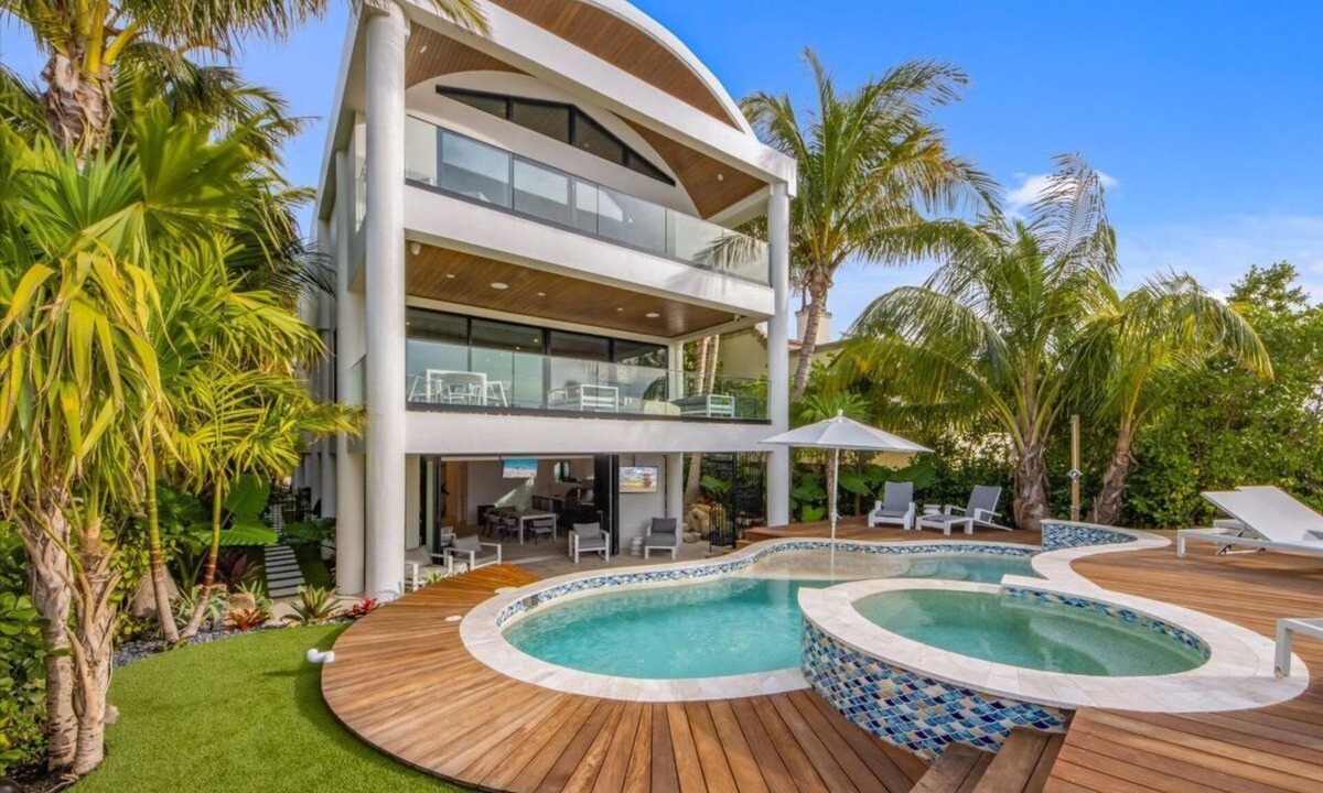 Anna Maria House | Gulfview Estate: Beachfront luxury home with sweeping Gulf views