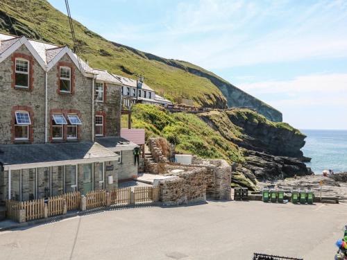 Trebarwith Strand Apartment | Gull Rock
