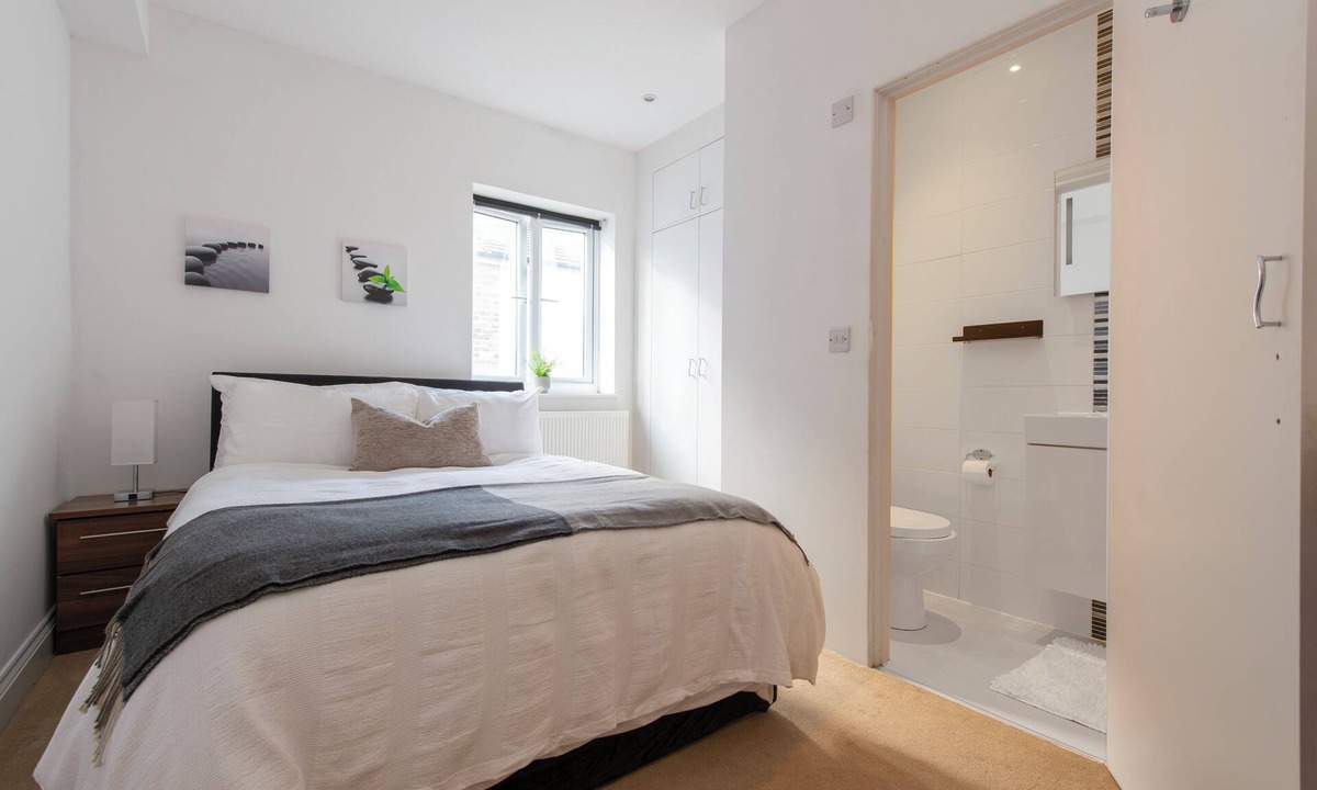 Ealing Common Apartment | Gunnersbury Avenue