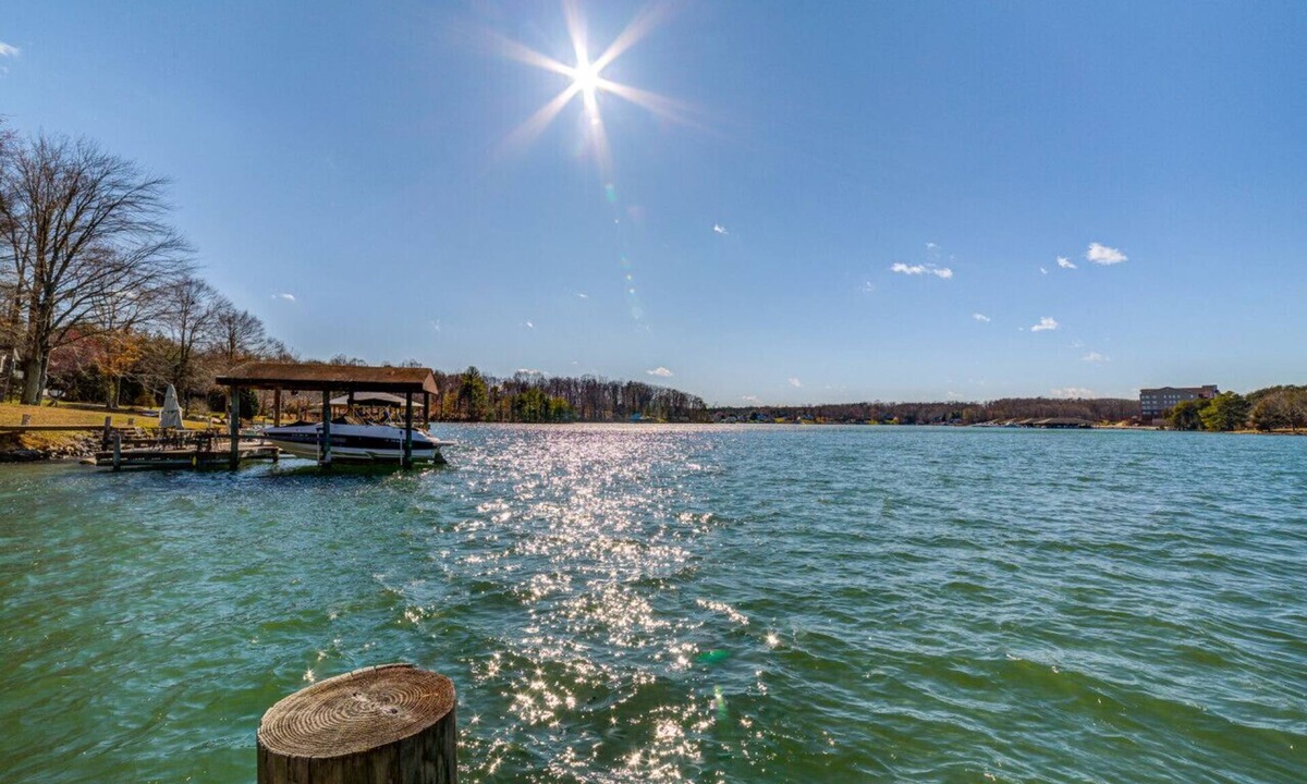 Huddleston House | Gus`s Getaway- Dog friendly home with huge dock with electricity - pool table and old school juke box