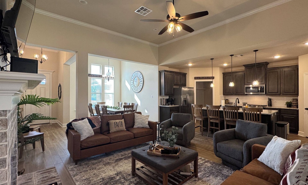 Shenandoah House | Gusty’s NEW 5BR/3BA 6 Beds Sleeps 11 Near Kyle Field