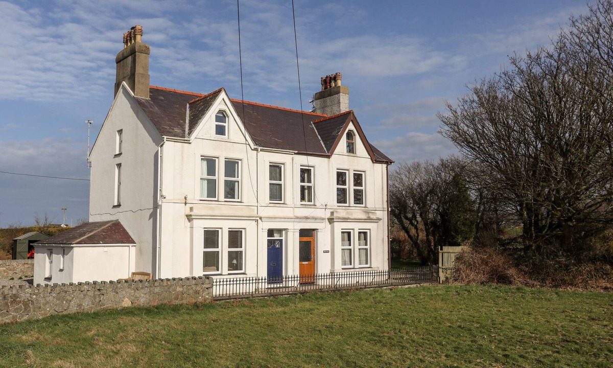 Edern House | GWYNANT - MORFA NEFYN, pet friendly, with open fire in Morfa Nefyn