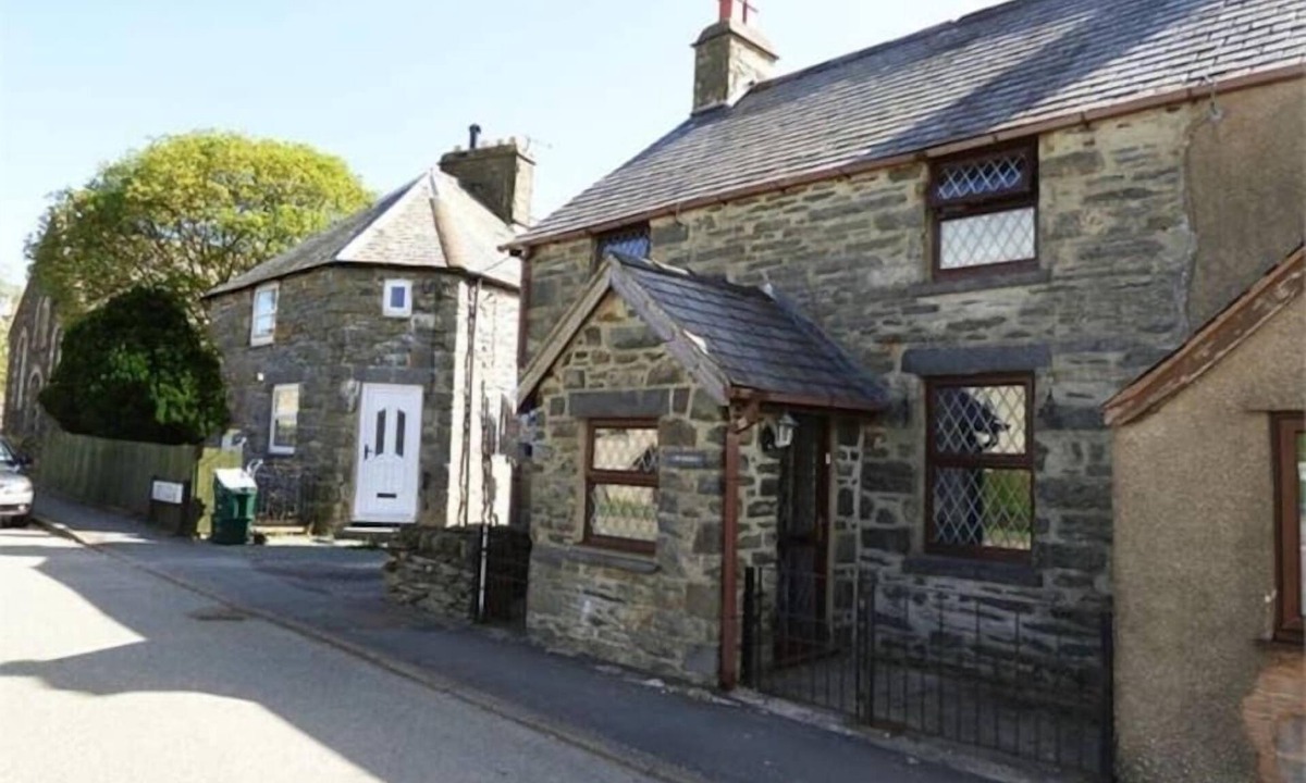 Cwmtirmynach House | Gwynfryn Summary: Thi