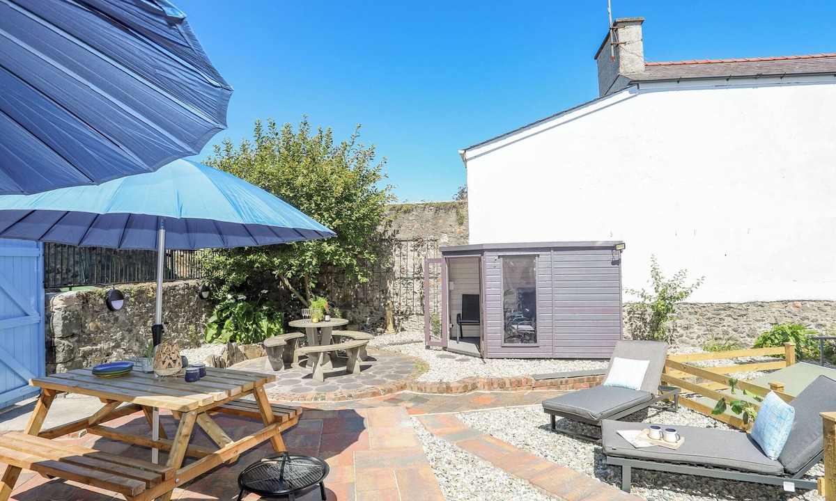 Criccieth Cottage | GWYNLE - CRICCIETH, pet friendly in Criccieth