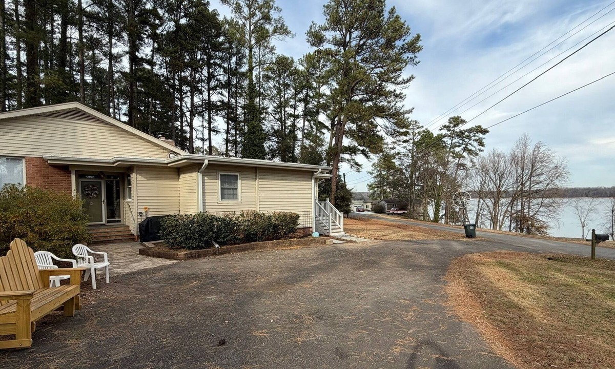 Clarksville House | Gypsy Beach House -5 Bedroom, 3 Bath, Sandy Beach, Dock, Close to Downtown