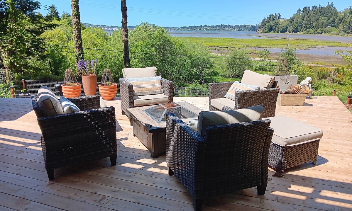 North Bend Apartment | Gypsy by the Bay with Fireplace