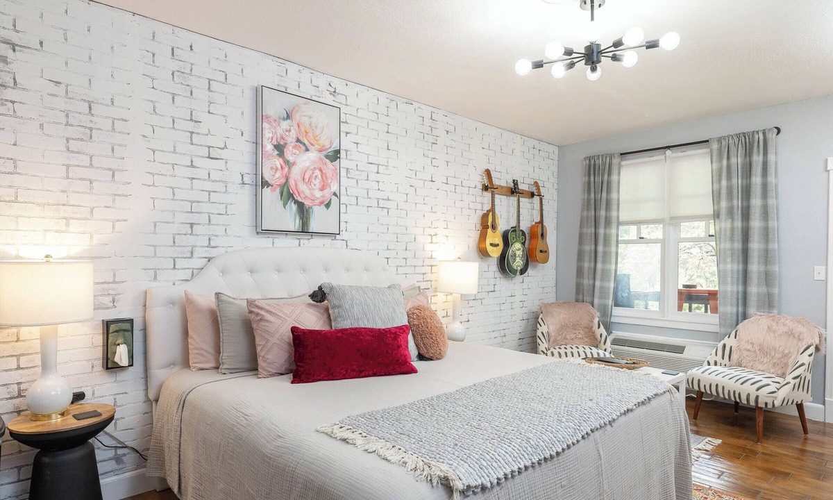 Eureka Springs Historic District Apartment | Gypsy Rose: Free Parking and Steps to Downtown Charm