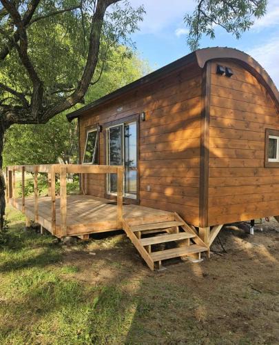 Mashteuiatsh Hotel | Hébergement Plage Robertson - Pods au bord du lac