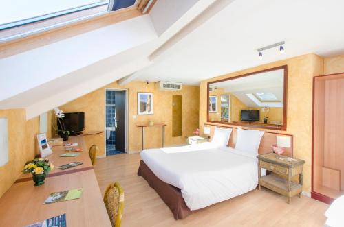 Centre Ville Hotel | Hôtel Bosquet Pau Centre - Self Check In Budget Hotel