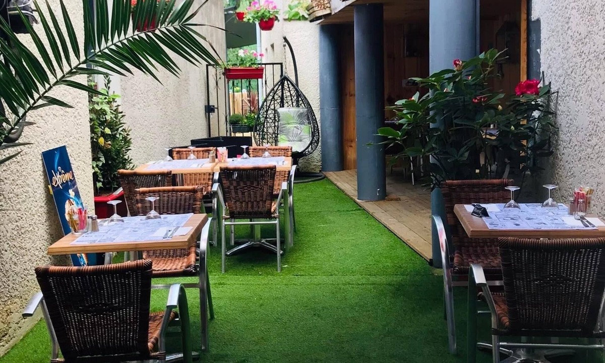 Saint-Bris-des-Bois Hotel | Hôtel du Grand Chêne