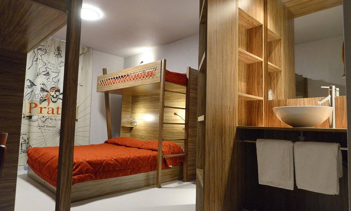 Chasseneuil-du-Poitou Hotel | Hôtel du Parc Pirates