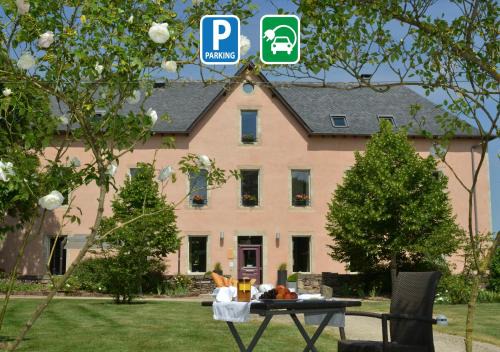 Rodez Hotel | HÔTEL LA FERME DE BOURRAN - RODEZ - parking privé avec bornes pour voitures électriques