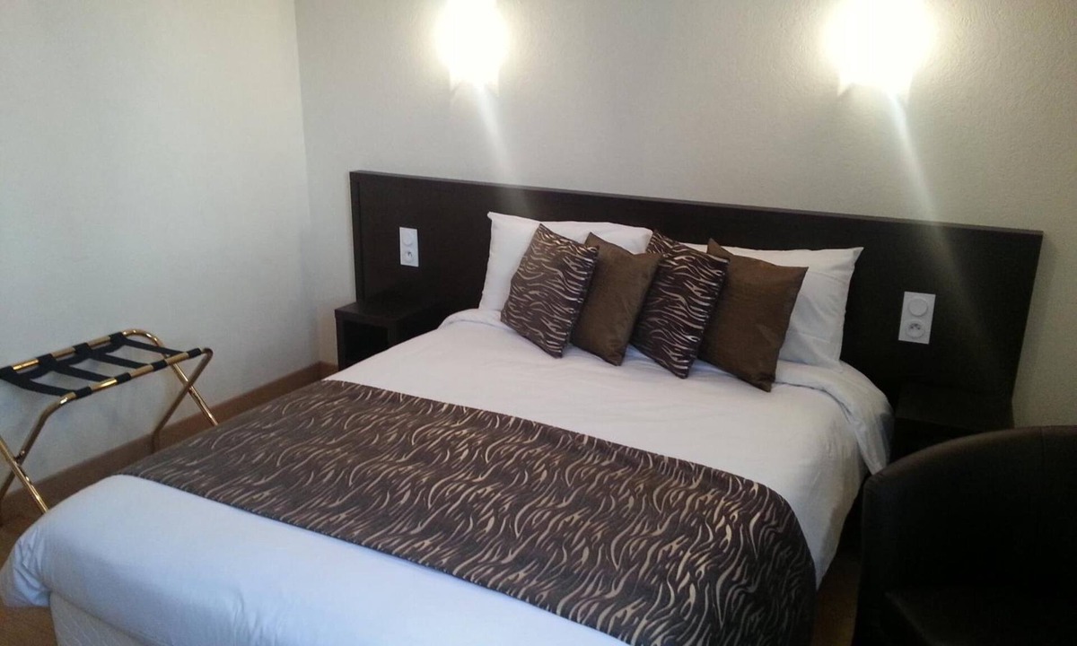 Alencon Hotel | Hôtel Le Chapeau Rouge