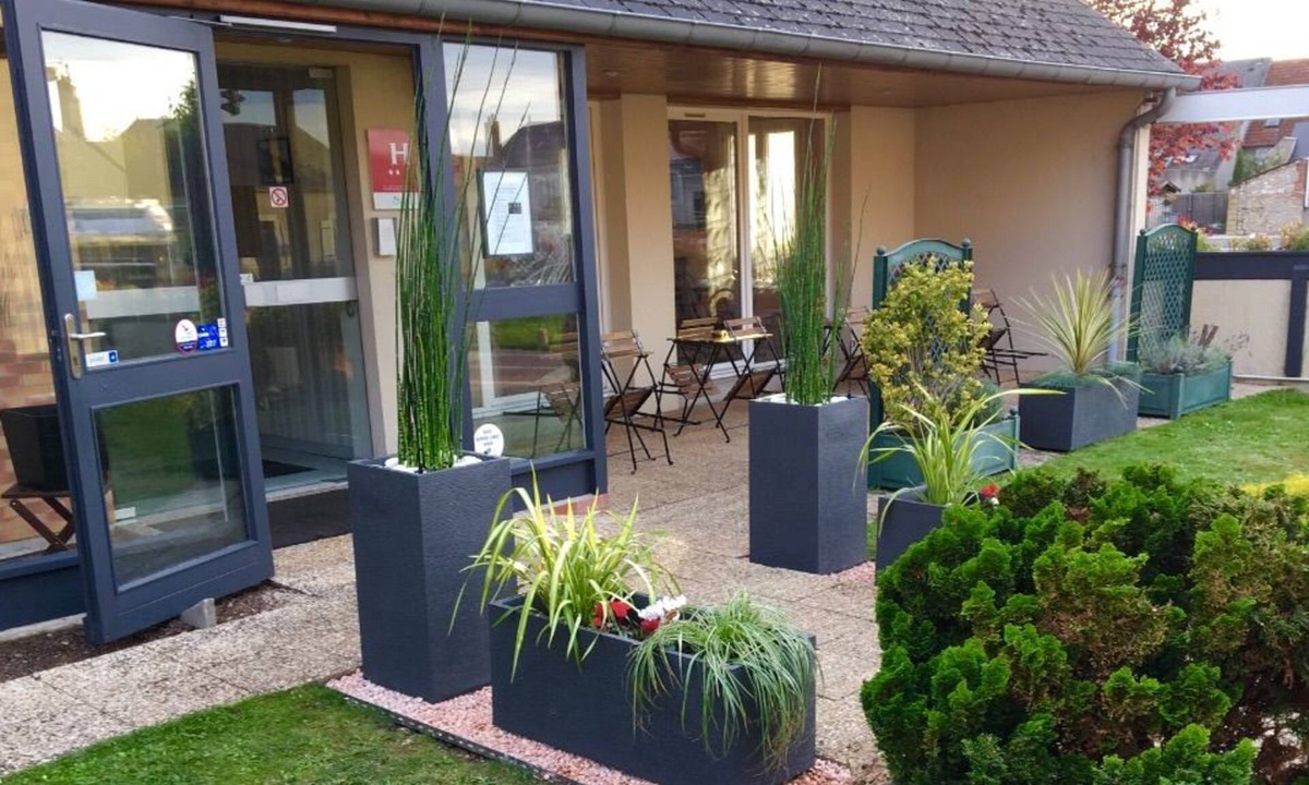 Saint-Denis-de-l'Hotel Hotel | Hôtel Le Dauphin