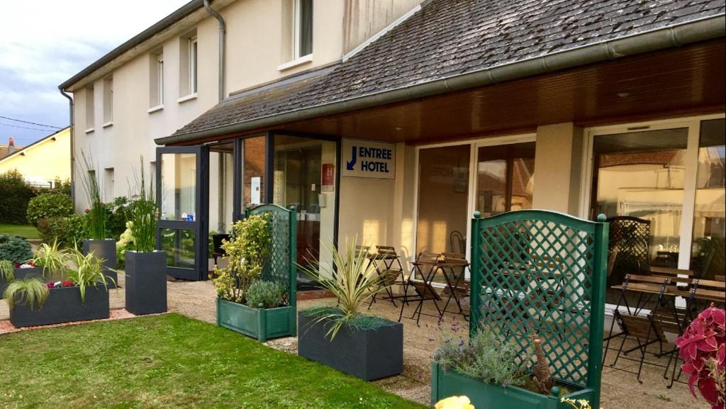 Saint-Denis-de-l'Hotel Hotel | Hôtel Le Dauphin