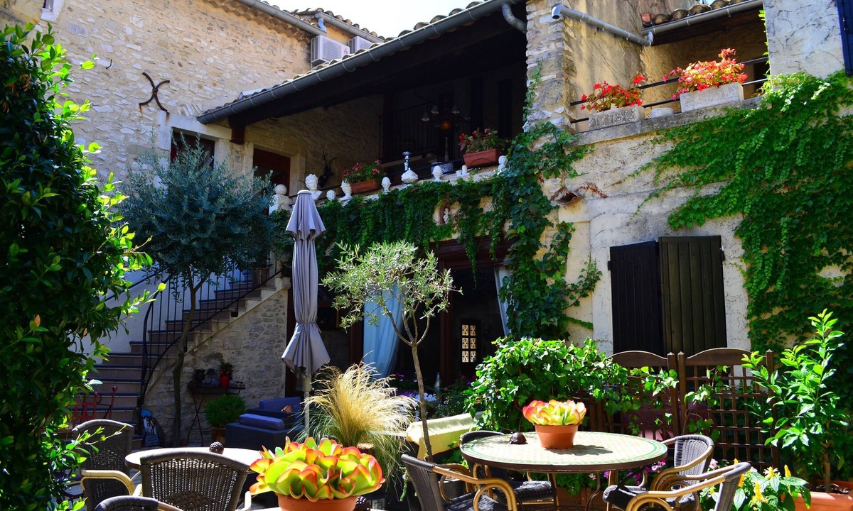 Saint-Laurent-des-Arbres Hotel | Hôtel Le Saint Laurent