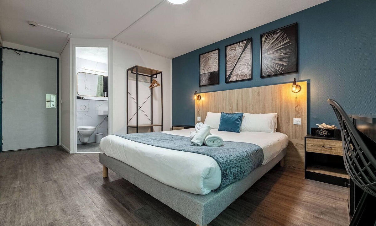 Saint-Laurent-des-Vignes Hotel | Hôtel Le Roxane