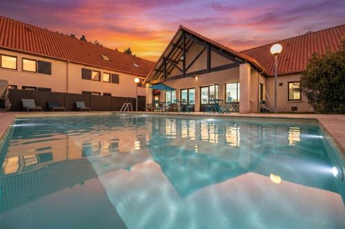Saint-Laurent-des-Vignes Hotel | Hôtel Le Roxane