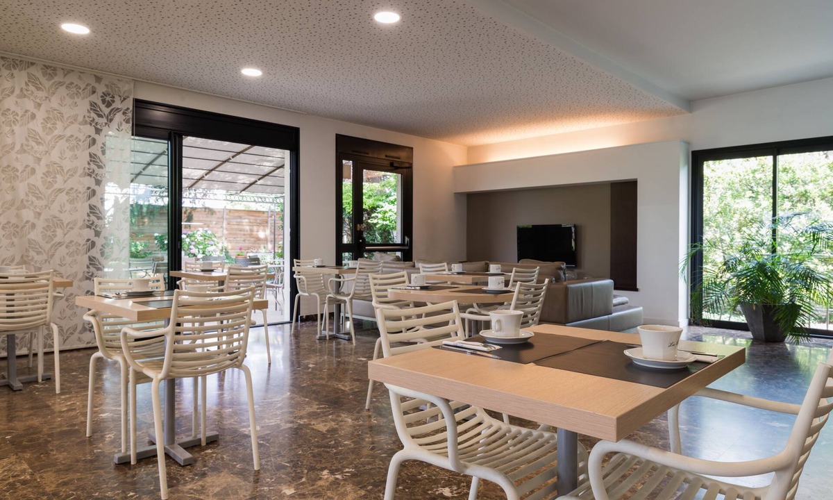 Tournon-sur-Rhone Hotel | Hôtel Les Amandiers