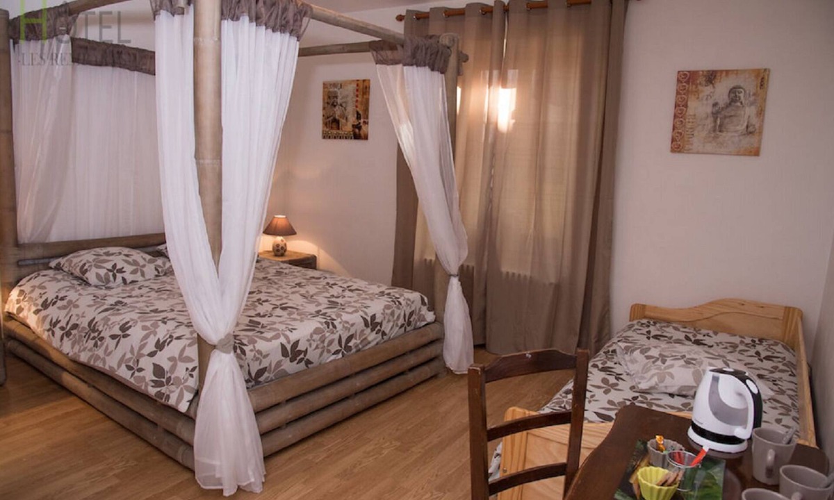 Nozeroy Hotel | Hôtel Les Remparts