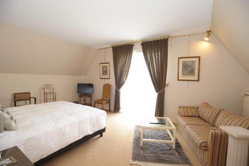 Neuveglise-sur-Truyere Hotel | Hôtel Logis Le Relais De La Poste
