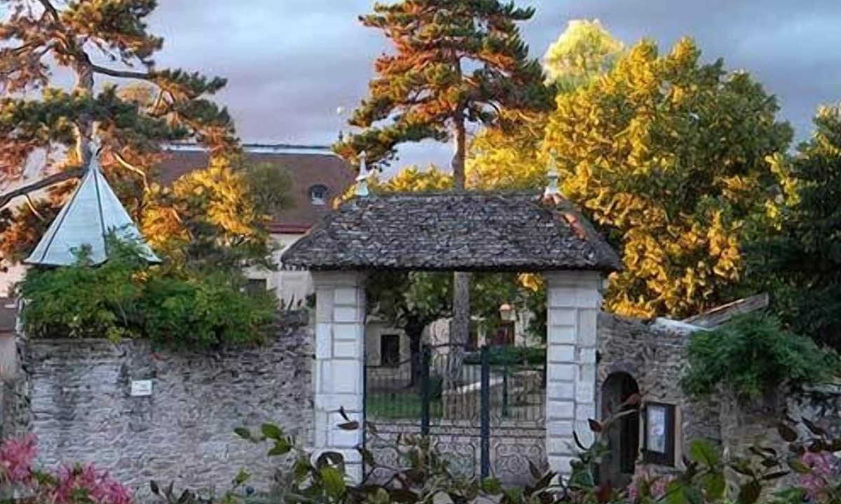 Hieres-sur-Amby Hotel | Hôtel Restaurant le Val d'Amby