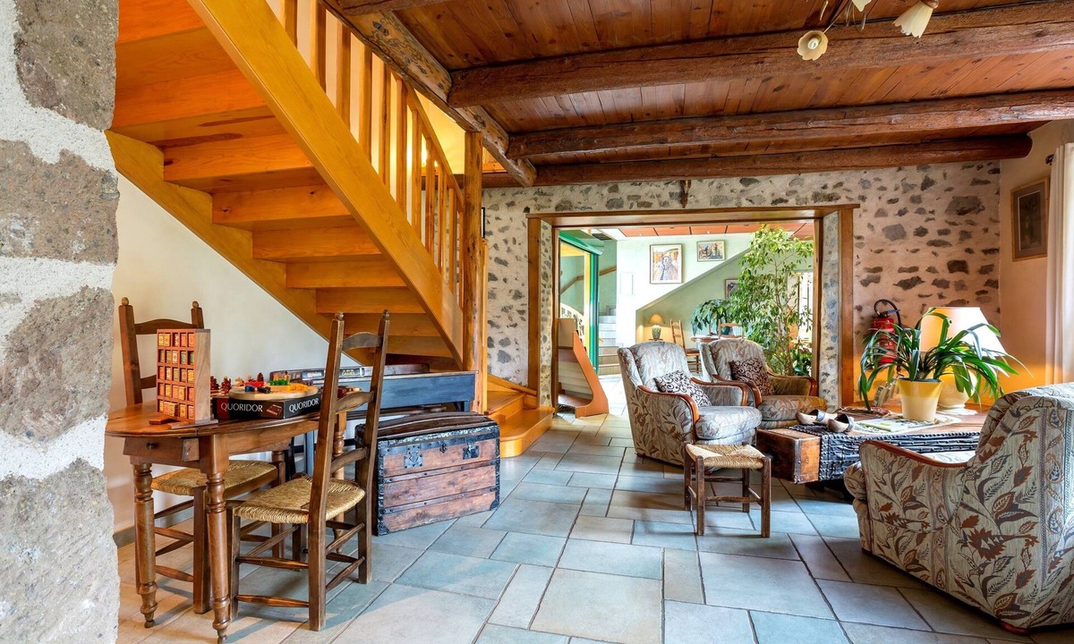 La Chomette Hotel | Hôtel-Restaurant La Crèche et sa piscine intérieure - Logis Hôtels