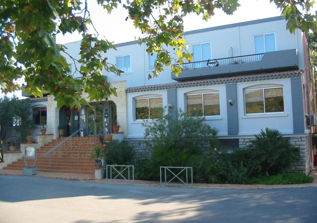 Vic-la-Gardiole Hotel | Hôtel restaurant LOGIS HOTELLERIE DE BALAJAN