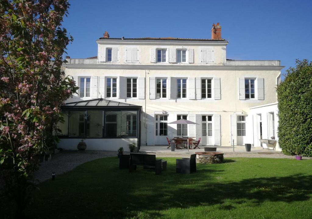 Surgeres Bed & Breakfast | H de Surgères