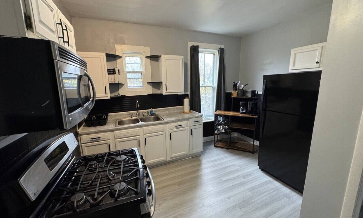 Lakefront Apartment | H1-Large 3 Bedroon 1.5 Bathroom apartment