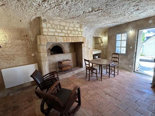 Villaines-les-Rochers House | Habitat troglodyte typique et confortable