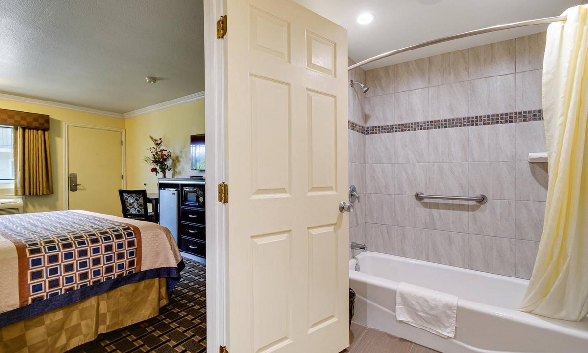 La Puente Hotel | Hacienda Inn