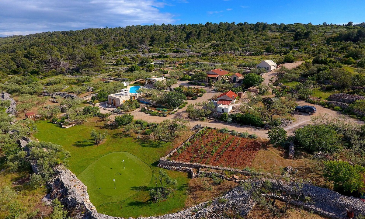 Grohote House | Hacienda LUCIO/secluded estate/practice golf/enjoy the view and great pool