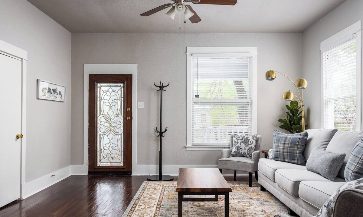 Government Hill House | Hackberry House - Pet Friendly! -Mins to Pearl, DnTwn, Riverwalk, Ft Sam Houston