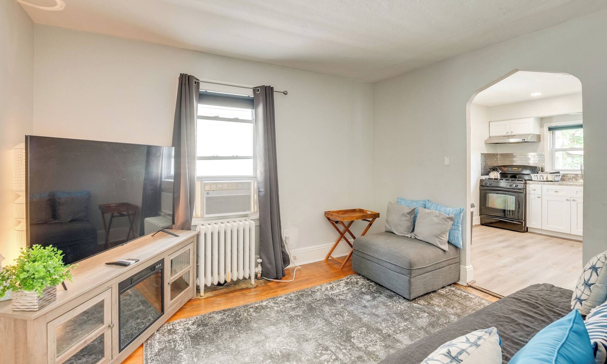 Hackensack Apartment | Hackensack Escape w/Yard - 17 Mi to Times Square!