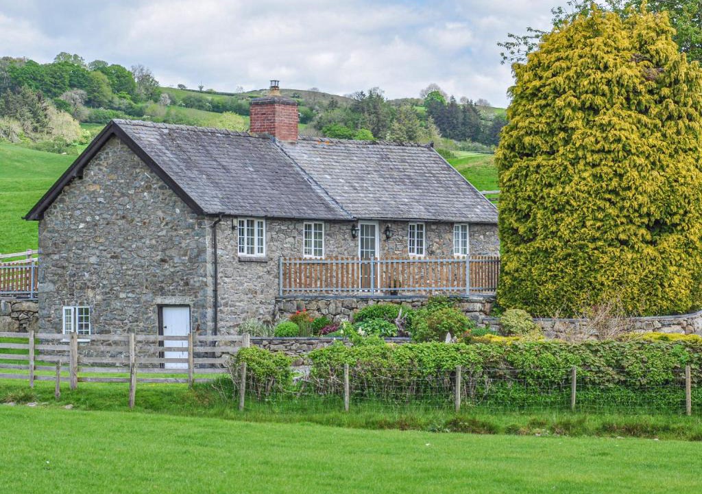 Llanfair Caereinion House | Hafan