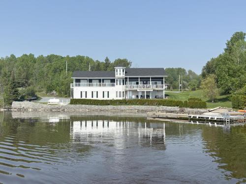 Temiskaming Shores House | Haileybury Lakehouse