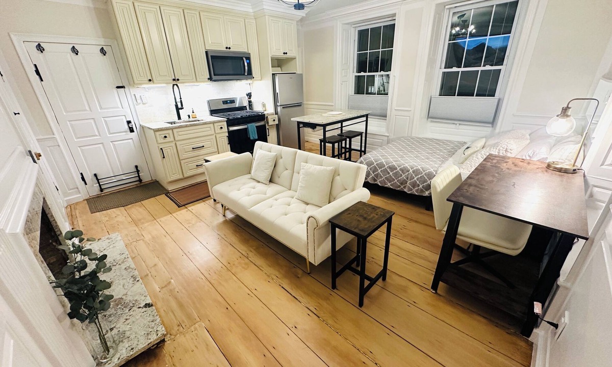 Exeter Apartment | Hale Loft w/kitchen, bath, laundry next to PEA