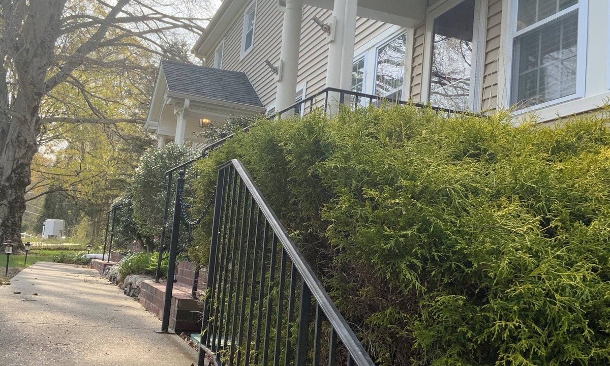 Pomfret House | Half a mansion with three bedrooms and 3 1/2 Bathrooms!