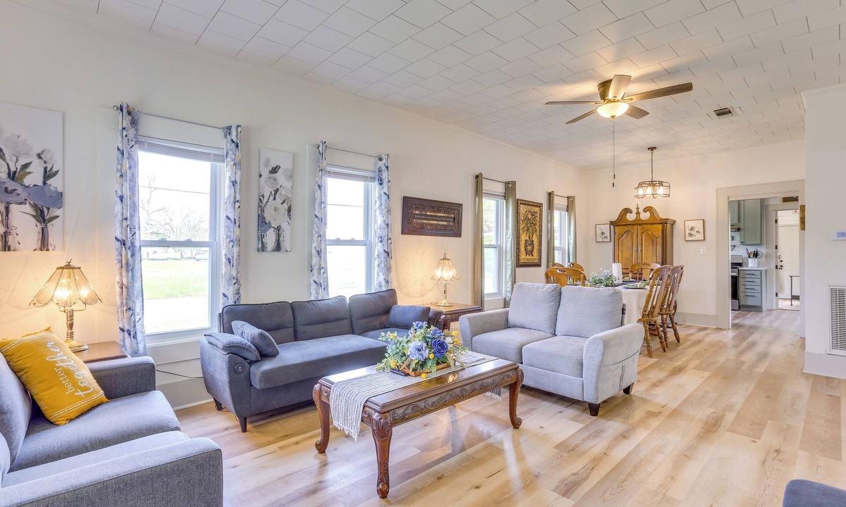 Lufkin Cottage | Half-mi to Dtwn Lufkin: Charming & Spacious Home!