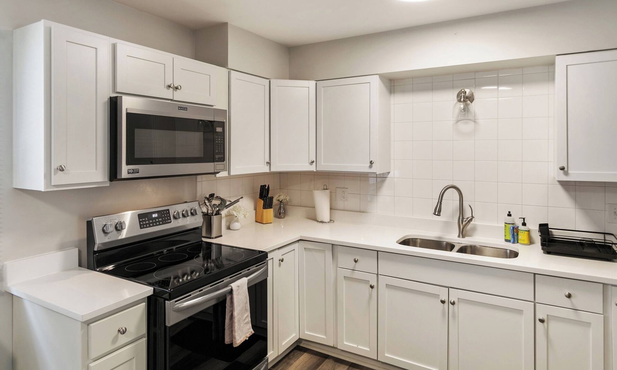 Russell Apartment | Half Mile to Downtown