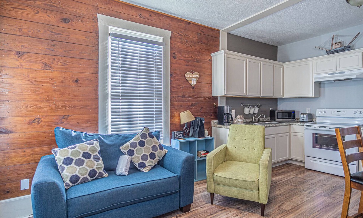 Galveston Cottage | HALF PINT! Pet Friendly, Sleeps 6