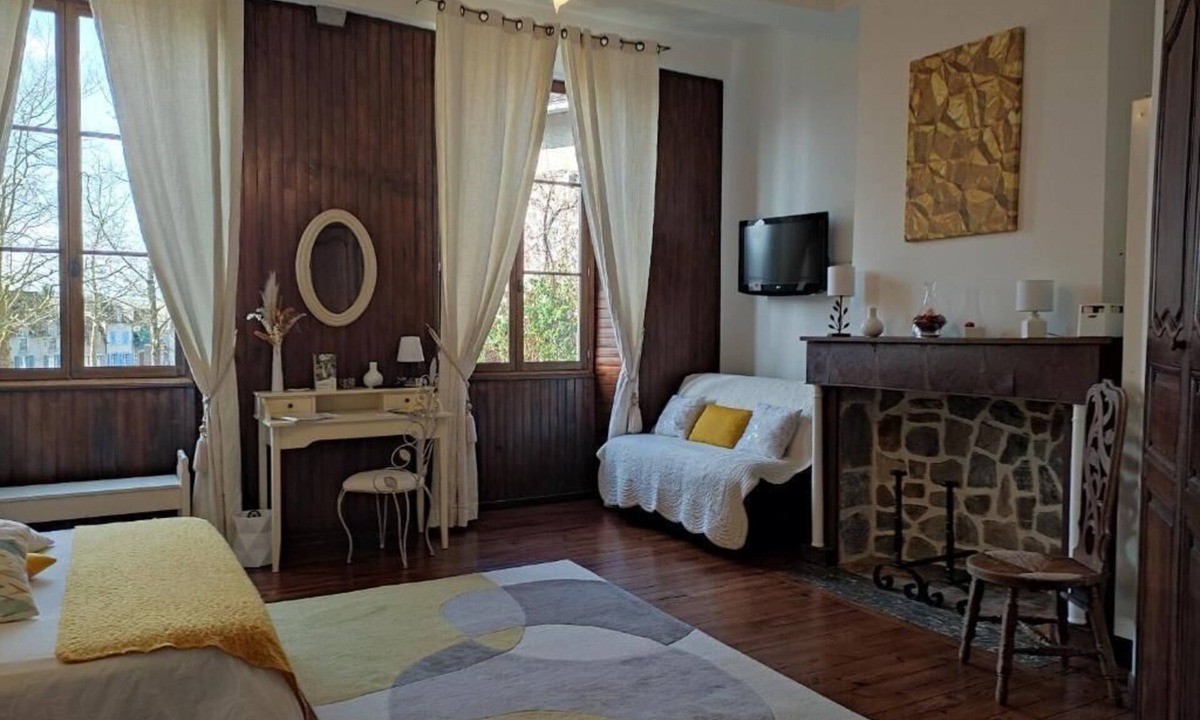 Oloron-Sainte-Marie Bed & Breakfast | Half-timbered Comfort Double Room - BARETOUS